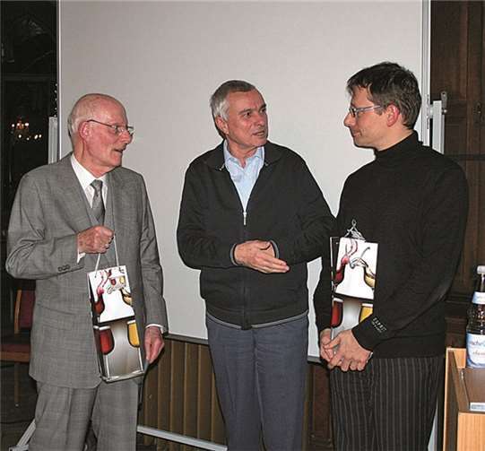Karl-Friedrich Amendt dankte Werner Steinborn (l.) und Michael Steinborn (r.) für den anregenden Bildervortrag mit einem Weinpräsent.