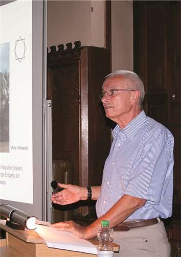 Karl-Friedrich Amendt fesselte die Zuhörer mit seinen Ausführungen zur Zahlensymbolik. HG