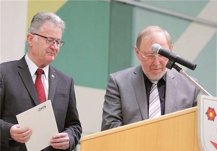 Karl-Friedrich Schwark (r.) ehrte Helmut Bündgen mit der Goldenen Ehrennadel des Deutschen Handball-Bunds.