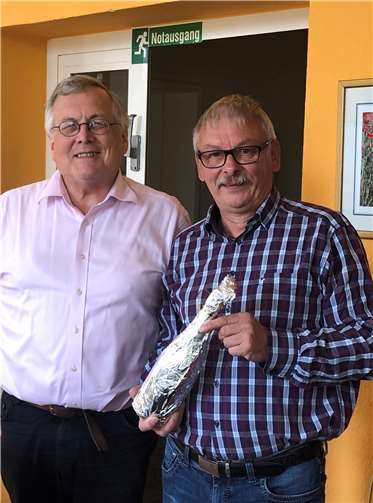 Karl Gunkel, bedankte sich für den aufschlussreichen Vortrag bei Ansgar Lanz mit einem kleinen Präsent.