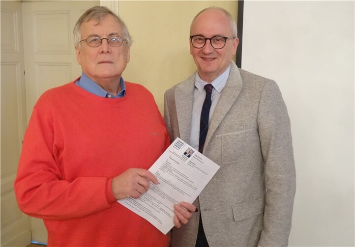 Karl Gunkel (links) erhält von Manfred Müller die wertvollen Informationen zum Thema Erbrecht.Foto: Verein Pro Mendig