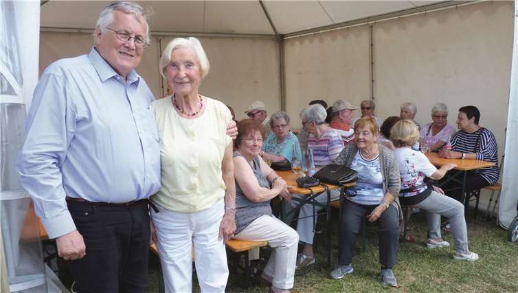 Karl Gunkel mit der ältesten Teilnehmerin Hedi Heuft, die vor zwei Monaten ihren 90. Geburtstag feierte.