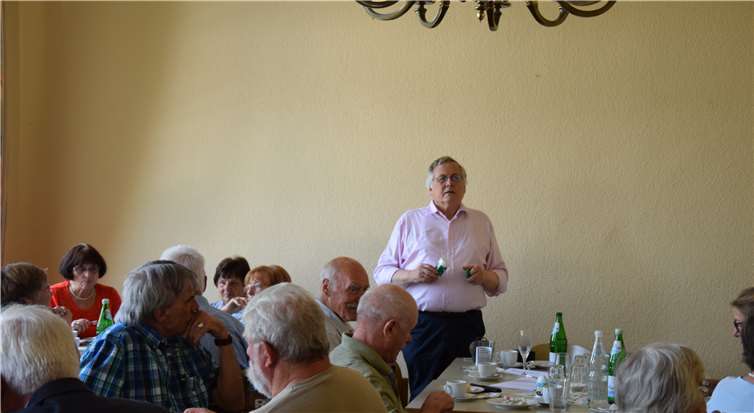 Karl Gunkel stellte den Gästen die Notfalldose vor, die er später an die Senioren verteilte.