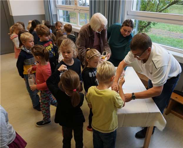 Karl Hanenberg und Karin Riebe überreichten jedem Kind einen ganz persönlichen Stein.
