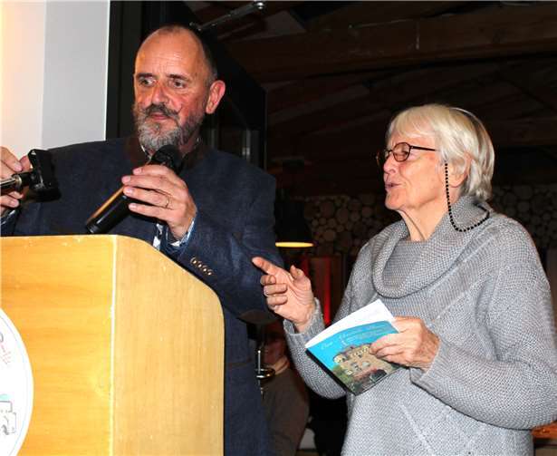 Karl Heinen richtet die Technik für Margret Nischalke her.Fotos: -HG-