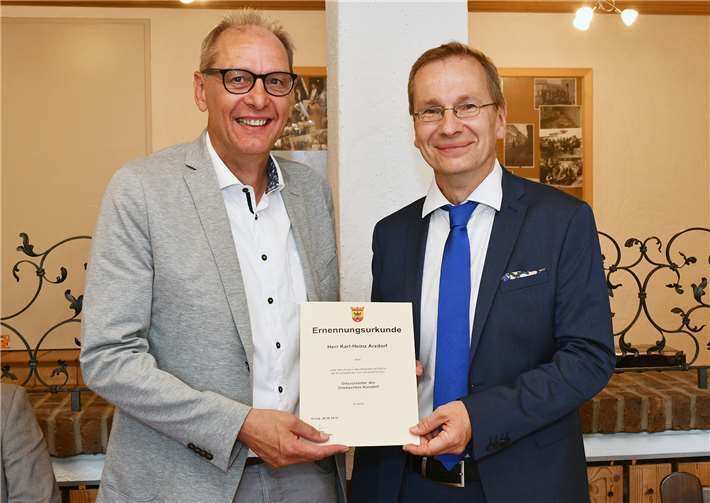 Karl-Heinz Arzdorf von Bürgermeister Andreas Geron zum neuen Ortsvorsteher ernannt.
