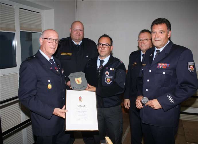 Karl-Heinz Beuren, KFV-Vorsitzender a.D., wurde wegen seiner langjährigen Verdienste mit einer Urkunde und einer Ehrenplakette ausgezeichnet.