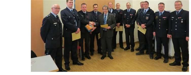 Karl-Heinz Beuren (Vorsitzender des Kreisfeuerwehrverbandes), Bürgermeister Helmut Probst, Wehrleiter Berthold Berenz sowie die stellvertretenden Wehrleiter Bernd Löffler und Harald Thönnes mit den im Bericht genannten Feuerwehrkameraden.