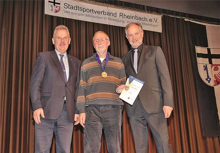 Karl-Heinz Carle erhielt das amerikanische Sportabzeichen „Presidential Champion Award“ in Gold, unterzeichnet vom amerikanischen Präsidenten Barack Obama (v.l. Stefan Raetz, Karl-Heinz Carle und der Präsident des Kreissportbundes, Wolfgang Müller).