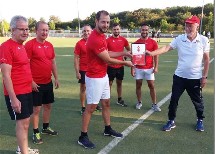 Karl-Heinz Carle nahm die Urkunde und den Geldpreis der KSK gerne in Empfang. Foto: privat