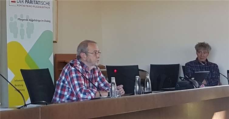 Karl-Heinz Elsner liest aus seinem Pflegetagebuch, rechts der Seniorenbeauftragte Gerhard Endruschat. Foto: privat