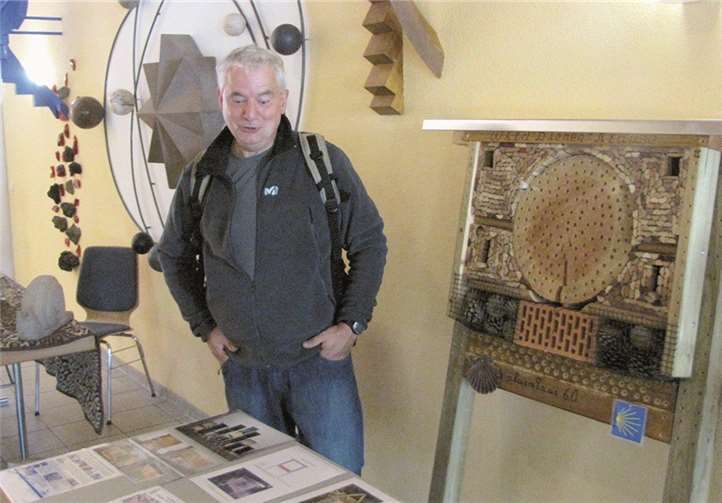 Karl-Heinz Fuchs stiftete dem Verein ein großes Insektenhotel.privat