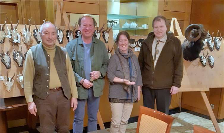 Karl-Heinz Fuhs (von links), Franz-Josef Niehaus (Revier Forst), Ira Bräuer (neue Hegeringleiterin) und Franz-Josef Wilhelmy stellten sich dem Fotografen. Foto: Benedikt Schmitt