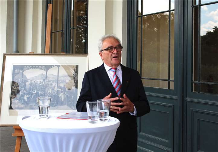 Karl-Heinz Güttes erläutert, wie Lithografie und Bahnhof zusammenhängen.