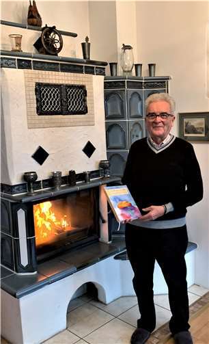 Karl-Heinz Güttes mit seinem Buch.  Foto: privat