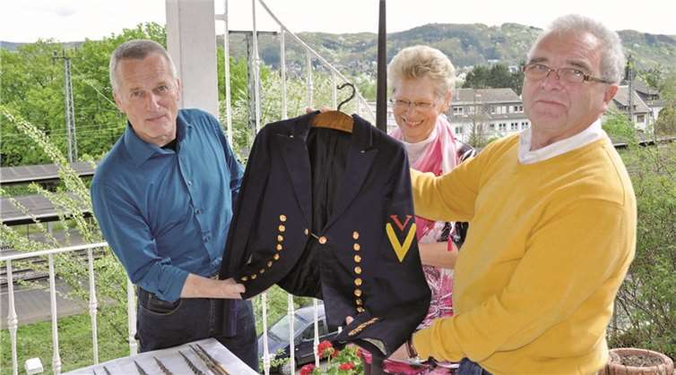 Karl-Heinz Güttes (r.) und Frau Hildegard übergeben Speere, Pfeile und Jacke an Norbert Lusse vom Militärhistorischen Museum.AB