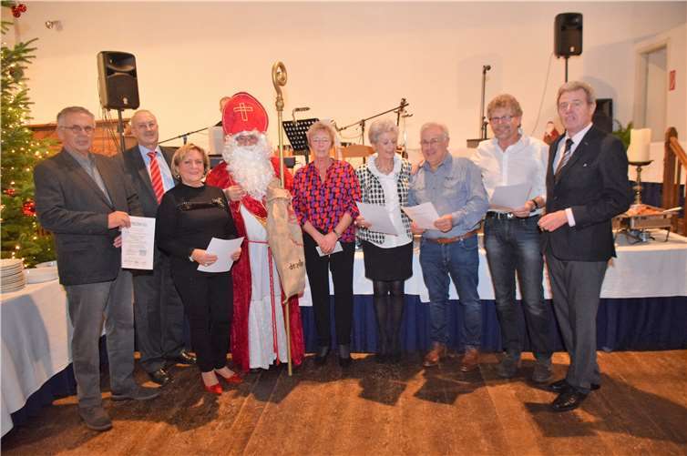 Karl Heinz Joisten, Heinz Gammel und Wolfgang Pickel - als Nikolaus - mit den Jubilaren die je eine Eintrittskarte für Hänneschen Theater erhielten.EICH
