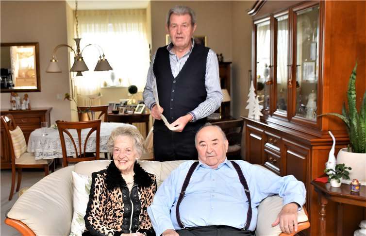 Karl Heinz Joisten gratulierte Hermann Hausmann im Namen der Vereinsmitglieder zu seinem Geburtstag. Foto: Eich