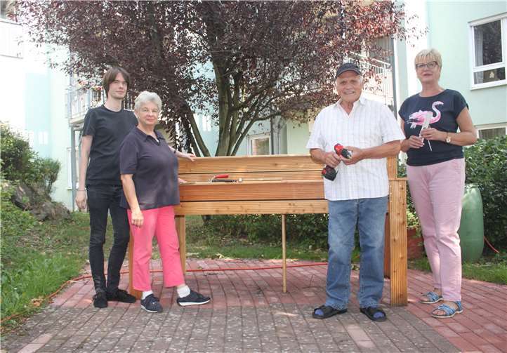 Karl-Heinz Klaes aus Irlich baute das Hochbeet fachkundig zusammen. privat