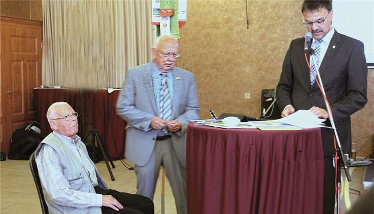 Karl-Heinz Kolvenbach erhält für 40 Jahre Mitgliedschaft im Eifel- und Heimatverein die „Goldene Anstecknadel“ (v.l.): Karl-Heinz Kolvenbach, Heinz Kessel und Heinz-Peter Thiel.STEIN