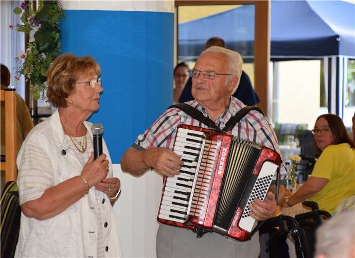 Karl-Heinz Krötz mit seinem Akkordeon altbekannte Lieder auf.