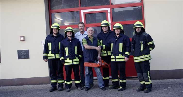 Karl Heinz Künster übergibt die neue Kettensäge.Privat