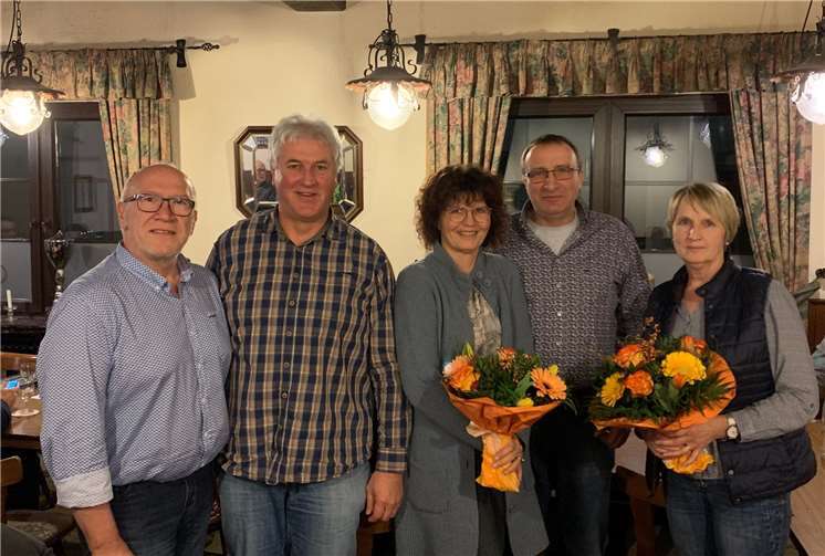 Karl Heinz Küpper dankte den ausscheidenden Vorstandsmitgliedern Gerd Steffes, Marion und Rudi Kraus sowie Alice Steinborn (v.l.) für ihr jahrelanges Engagement.Foto: privat