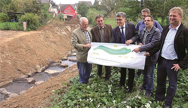 Karl-Heinz Kurth erläuterte Wolfgang Schäfer von der SGD Nord sowie Bürgermeister Wolfgang Kroeger und Wolfram Kurz vom Ingenieurbüro die durchgeführten Arbeiten.
