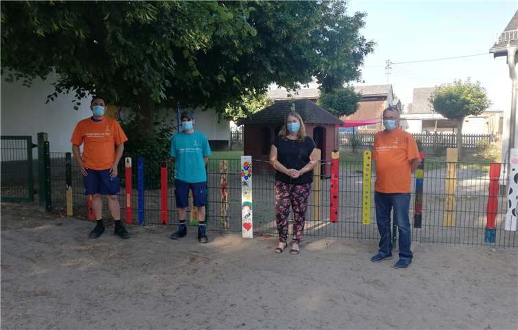 Karl-Heinz Lang (1. v. r.) und weitere freiwillige Helfer vor dem Außenbereich der Kita St. Georg. Foto: innogy