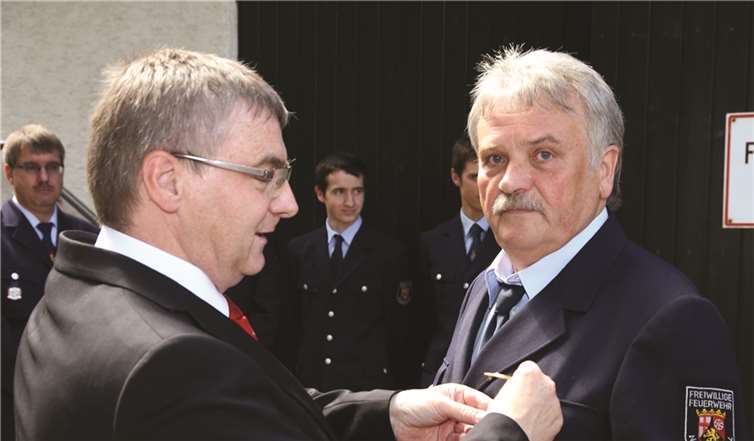 Karl-Heinz Michel bekam für 35 Jahre ehrenamtlichen Einsatz das Goldene Feuerwehrehrenzeichen.