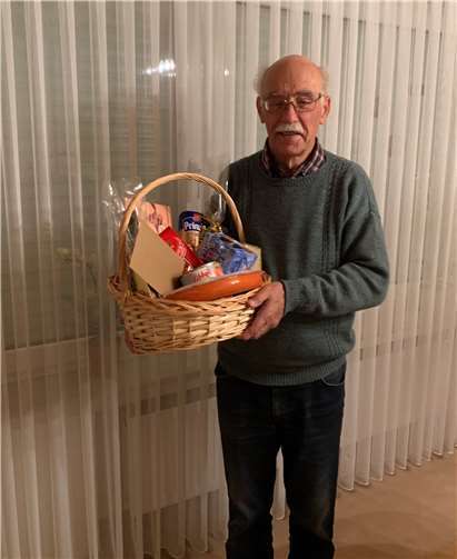 Karl-Heinz Mombauer freut sich über seinen Präsentkorb zum 80. Geburstag. Foto: privat