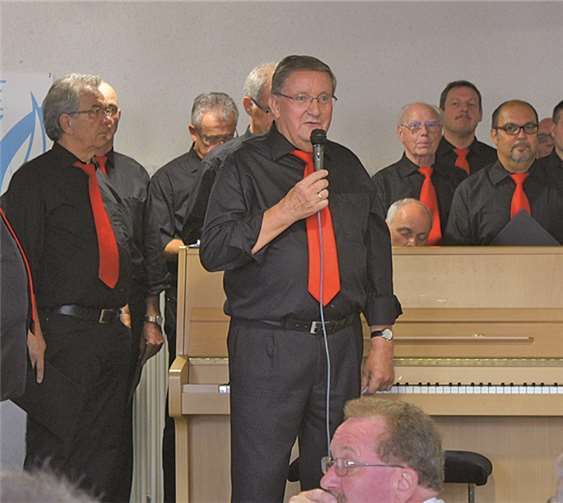 Karl-Heinz Müller, Erster Vorsitzender des Urmitzer Männerchores, begrüßte die Gäste aus nah und fern.