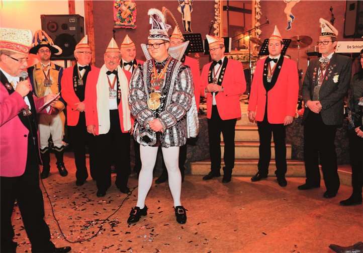 Karl-Heinz Neunzig, Schatzmeister der „Kölsche Narrengilde von 1967 e. V. (l.) hatte zu Ehren von Prinz Timo I. die Fahne der Narrengilde mit nach Mendig gebracht.