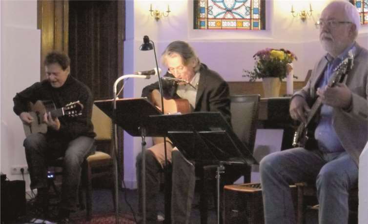 Karl-Heinz Nicolli, Siegfried Kuttner und Willi Farnung (v.l.) spielen Lieder von Eric Clapton in der evangelischen Kirche. privat