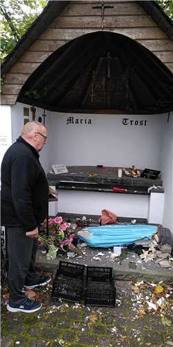 Karl Heinz Perschke vor der von Vandalismus betroffenen Kapelle.  Foto: Pfr.Oliver Seis