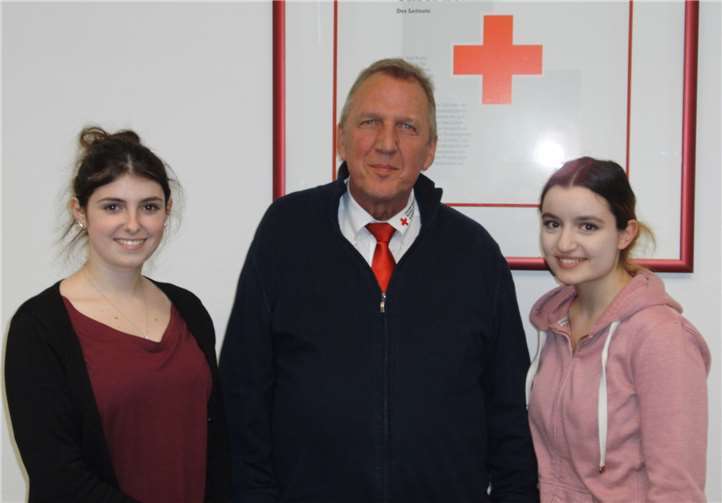 Karl-Heinz Pieper bedankte sich stellvertretend für „Neuwied Hilft“bei Vanessa Puertas (links) und Ernesa Mumdzic. privat