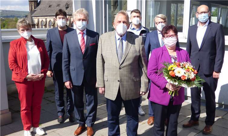 Karl-Heinz Pieper (vorne) nutzte mit seiner Gattin die Gelegenheit, sich im kleinen Kreis aus der Geschäftsführung des DRK-Kreisverbandes Neuwied zu verabschieden. Foto: Angela Göbler