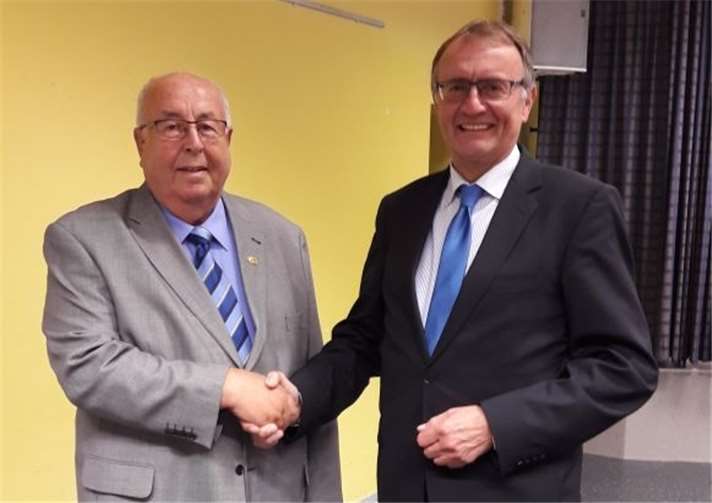 Karl-Heinz Rosenberg aus Rüscheid wurde für 60 Jahre aktives Singen im Chor von Landrat Rainer Kaul geehrt.privat