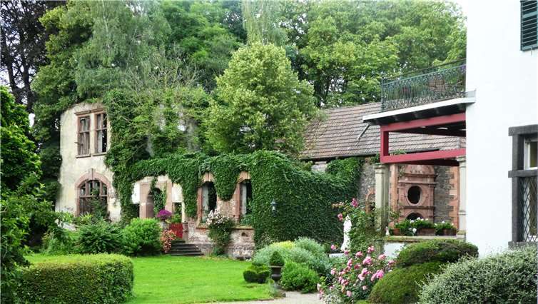 Karl Heinz Scheuren zeigt ein Bauwerk im Nettehammer. Karl Heinz Scheuren