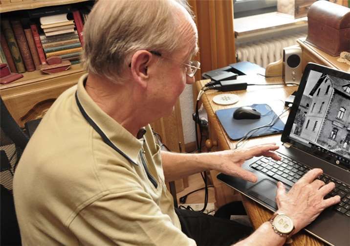 Karl Heinz Schlüter am PC. Hier war sein Arbeitsplatz. Vieles hat er digitalisiert.