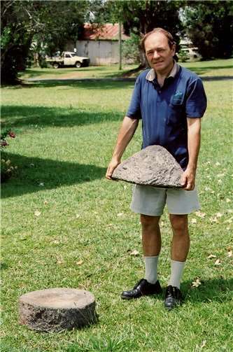 Karl-Heinz Seelig und seine Mendiger Mahlsteine.  Foto: Karl-Heinz Seelig