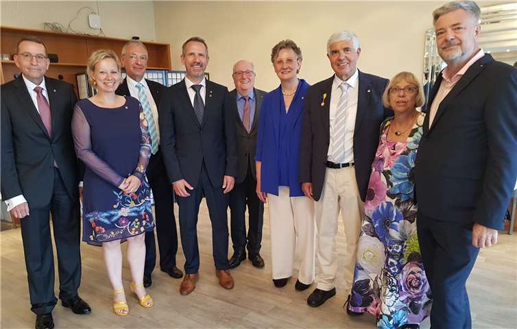 Karl-Heinz Seidel (Schatzmeister Lions Förderverein) v.li.n.re., Christian Ullmann (Vorsitzender Lions Förderverein), Heiner Wurm (Schatzmeister Lions Club,) Dr. Dieter Buhl (Präsident) Dr. Angelika Wurm (Past Präsident) Karlheinz Stöhr (Sekretär) Dr. Gudrun Mieth-Leichsenring (Beauftragte PR), Michael Sperling (Beauiftragter Mitgliederfragen) und Katharina Bleutge (Vizepräsidentin). Foto: privat