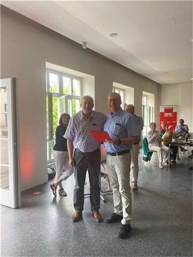 Karl Heinz Simon (li.) erhielt den Ehrenbrief der Sozialdemokratischen Partei Deutschlands. Fotos: SPD