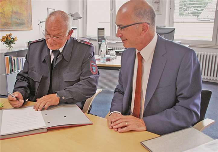 Karl-Heinz Spilles und Bürgermeister Bert Spilles unterzeichneten im Rathaus den Depositalvertrag zur Sammlung Spilles.