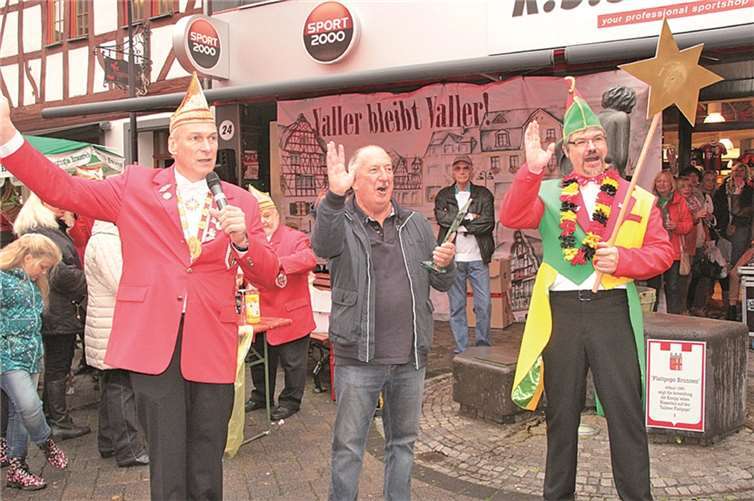 Karl-Heinz Steffes (Mitte) erhielt die Auszeichnung der „Bemoosten“ für besondere Verdienste um den „Vallerer“ Karneval.