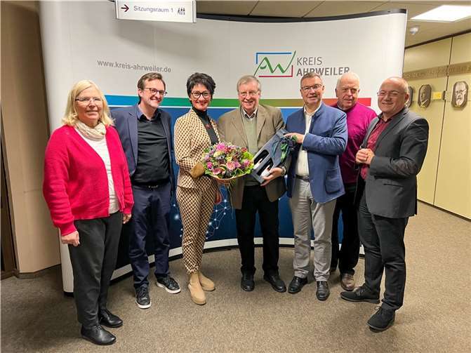 Karl-Heinz Sundheimer (Mitte) erhielt die Ehrennadel des Landes Rheinland-Pfalz. Foto: Michael Schneider