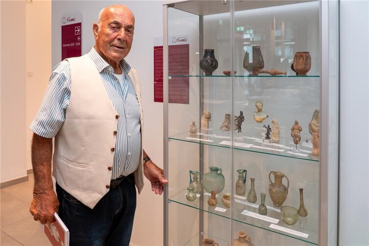 Karl-Heinz Urmersbach vor einer der Ausstellungsvitrinen im Frames Hotel.