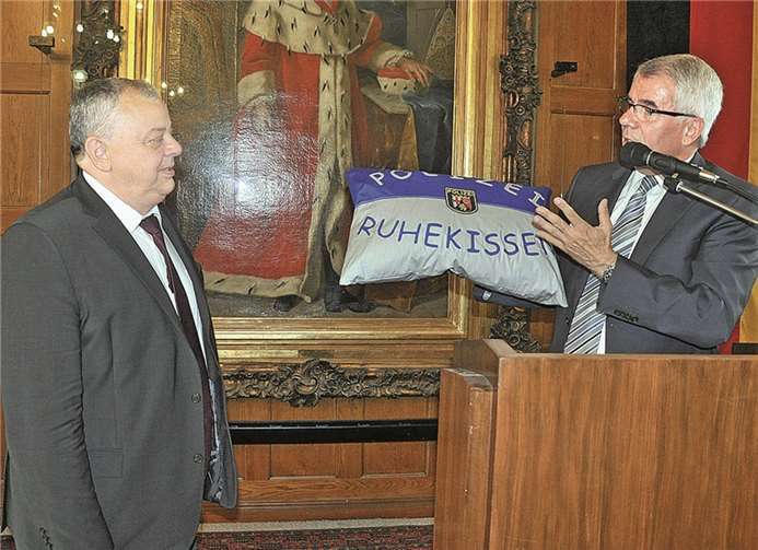 Karl-Heinz Weber (r.) überreicht Horst Eckhardt das Polizei-Ruhekissen.