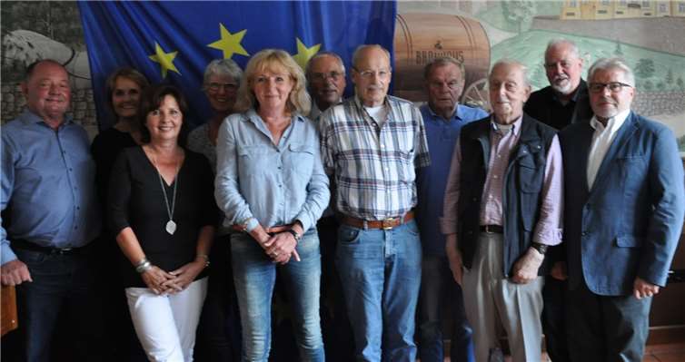 Karl-Heinz Weingart, Lis Pink, Ingrid Schäfer, Dagmar Mixdorf, Marina Stieldorf, Klaus Schäfer, Wulf Cornelius, Wolfgang Menzel Rolf Berendes, Dr. Peter Keiner und Matthias Bierschbach (v.l.) sind für die nächsten zwei Jahre der Vorstand des Kreisverbands Mayen- Koblenz der Europa Union. Privat