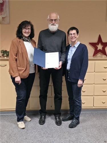 Karl-Heinz Zenz wurde für 60-jährige aktive Vereinsmitgliedschaft geehrt. V.l.n.r: Brigitte Honnef (1. Vorsitzende), Karl-Heinz Zenz, SilviaKrämer (2. Vorsitzende).